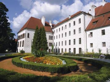 zamek_od_parku